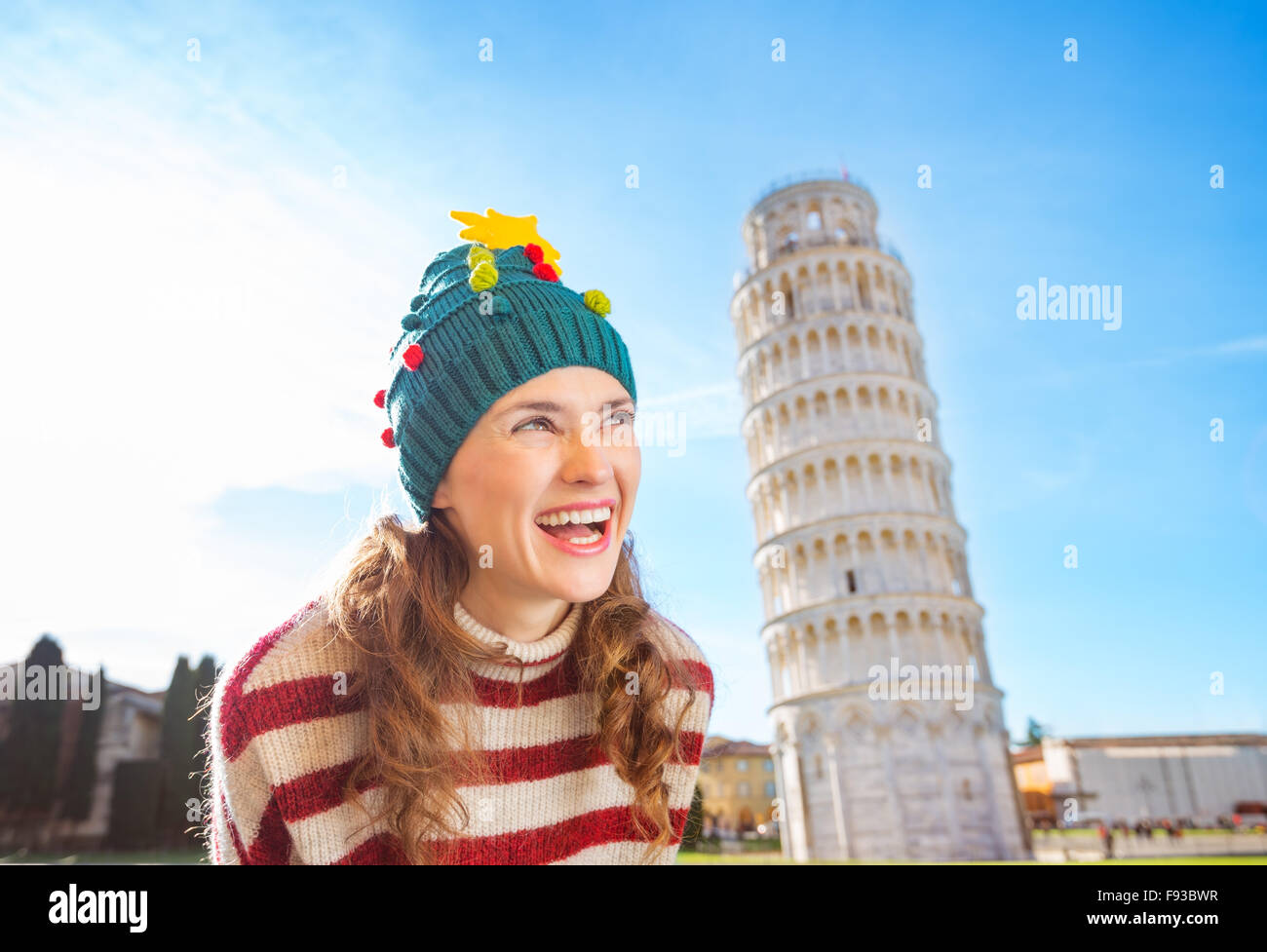 Jung, Juckreiz aus Energie und auf der Suche nach Aufregung. Ich werde Weihnachten Reise nach Italien. Es ist ein Kinderspiel. Glückliche Frau in Stockfoto