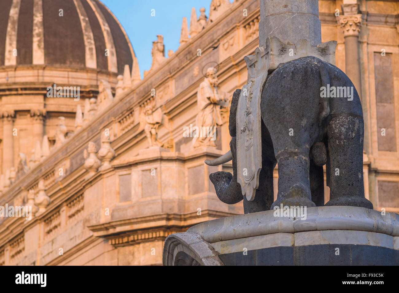 Die Kathedrale von Catania, Blick auf einen Abschnitt des Duomo und das Liotru - einem lavafelsen Elefanten auf einem historischen Brunnen auf der Piazza del Duomo, Sizilien gelegen. Stockfoto