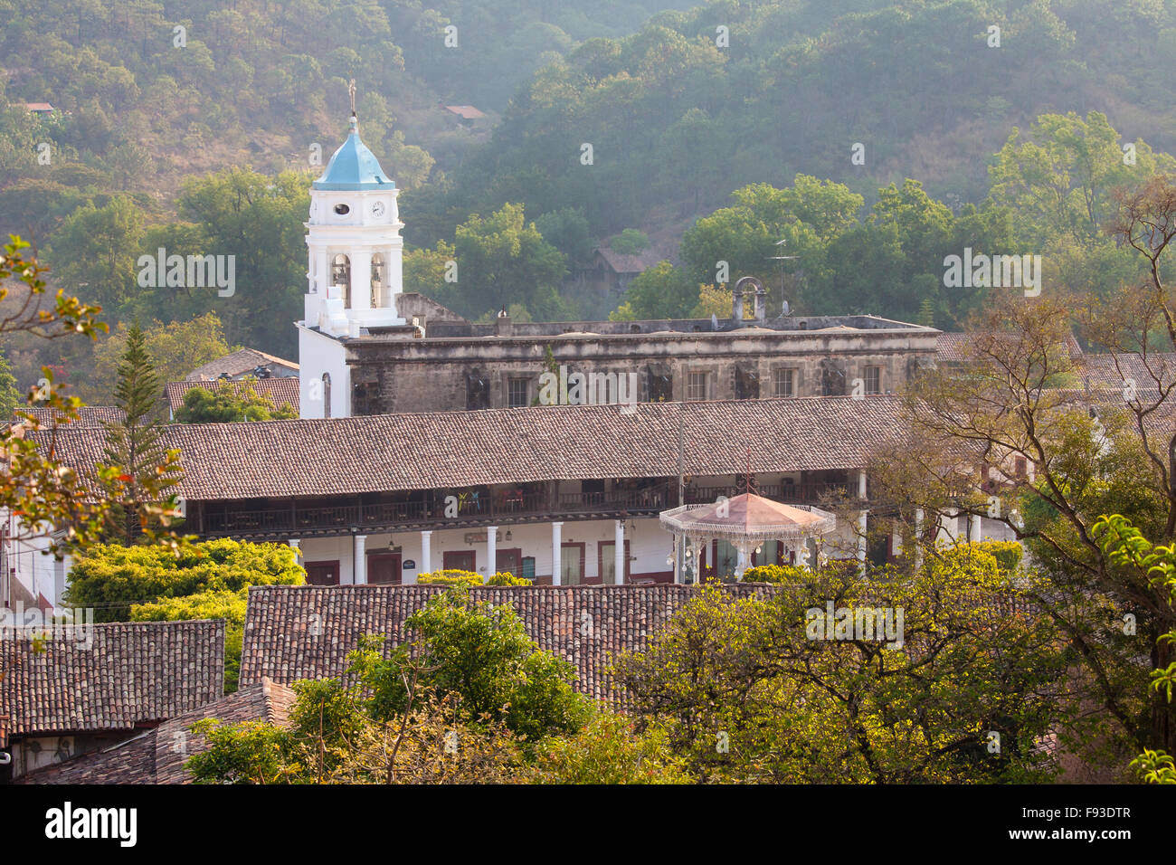 Der weiße Turm der Kirche begrüßt das Morgenlicht in San Sebastian del Oeste, Jalisco, Mexiko. Stockfoto