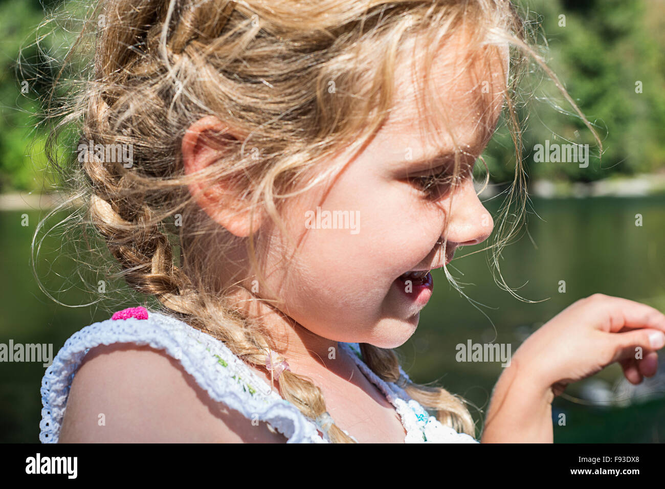Kleines Mädchen in der Nähe eines Flusses Stockfoto