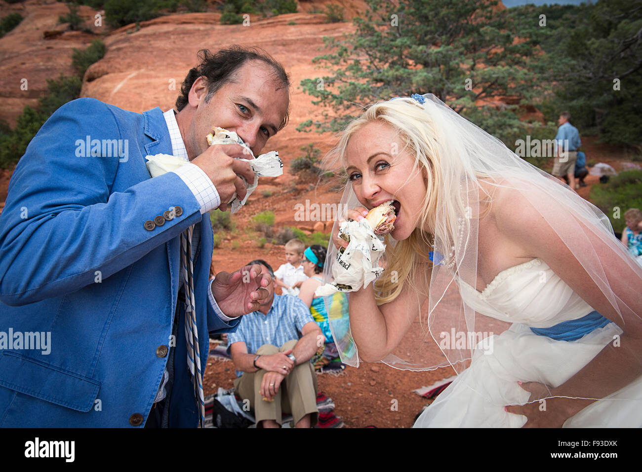 Eine Braut und Bräutigam Essen Sandwiches bei ihrer Hochzeit. Stockfoto