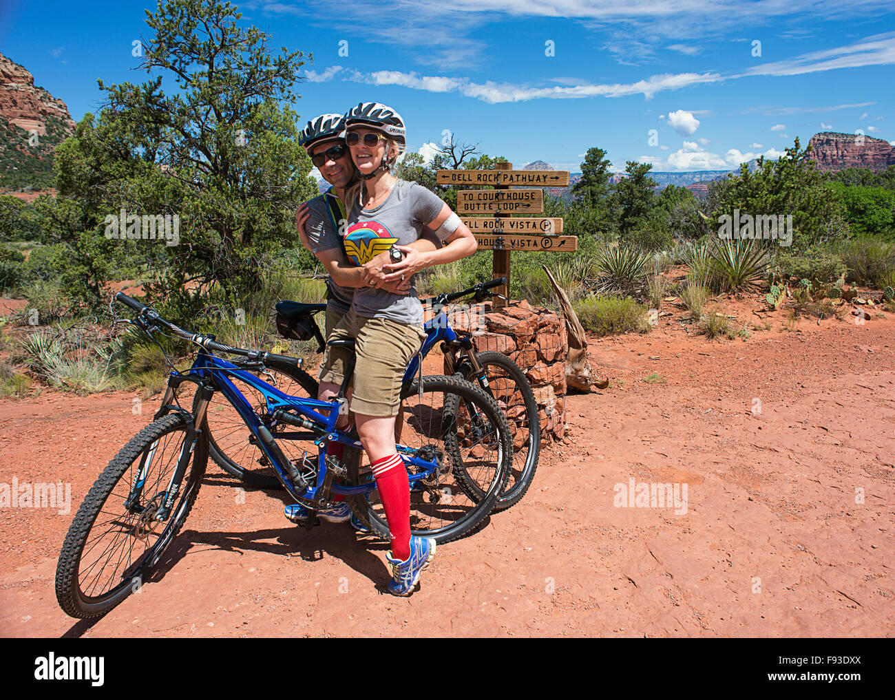 Ein paar auf Mountain-Bikes in der Nähe von Sedona Arizona. Stockfoto