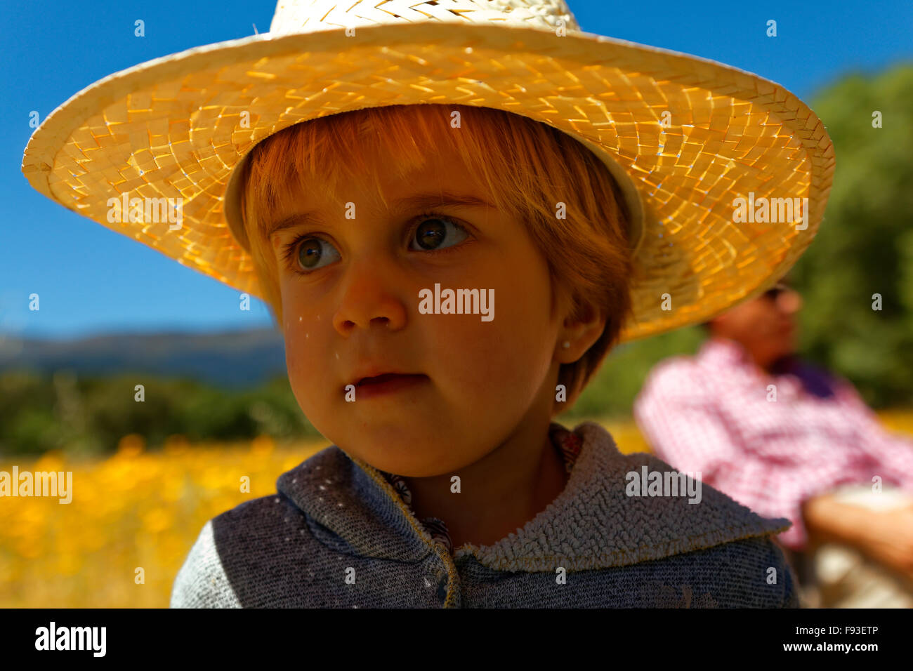 drei Jahre altes Mädchen mit Hut Bauern auf dem Lande in einem sonnigen Tag Stockfoto