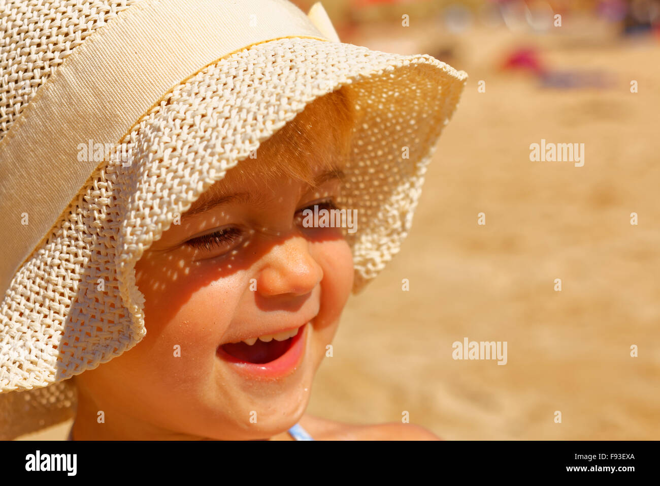 Porträt von ein glückliche und niedlichen drei Jahre altes Mädchen am Strand im Sommer Stockfoto