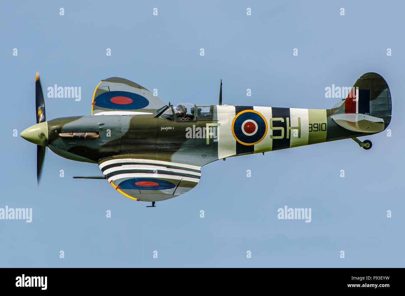 Supermarine Spitfire Vb AB 910 der RAF die Schlacht um England Memorial Flug am Goodwood Revival 2015 Zweiten Weltkrieges Jagdflugzeug der Royal Air Force Stockfoto