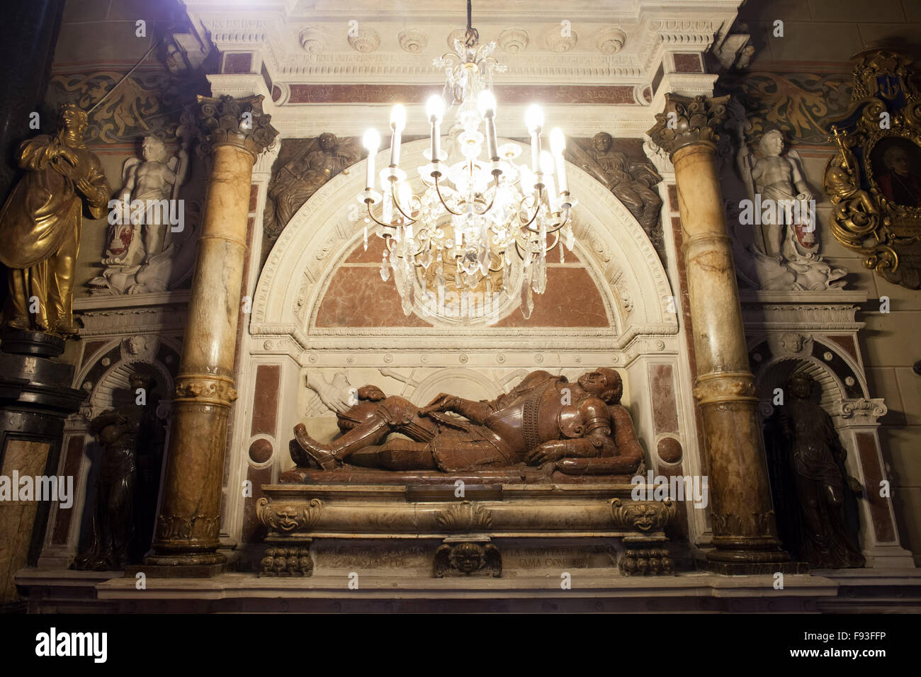 Reich verzierte Grabstein mit Skulptur in der Nische der Marienkirche - St. Mary Basilica innen in Krakau, Polen Stockfoto