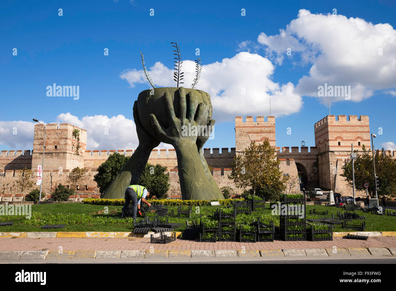 Frieden und Kultur Statue und Ruinen der alten Festung von der Belgradkapi Stockfoto