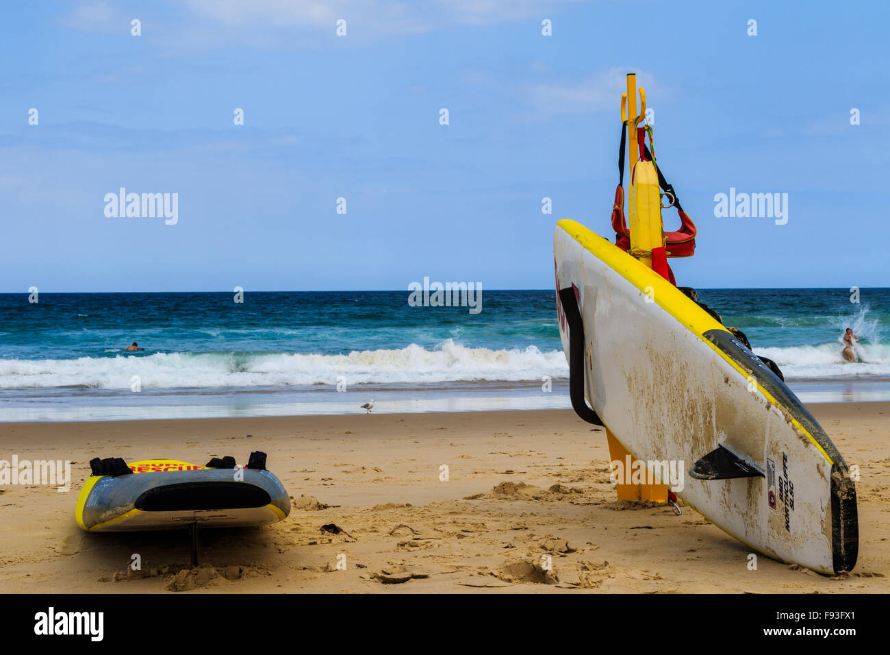 Meer Rettung Ausrüstung vorbereitet und bereit, am Strand Stockfoto