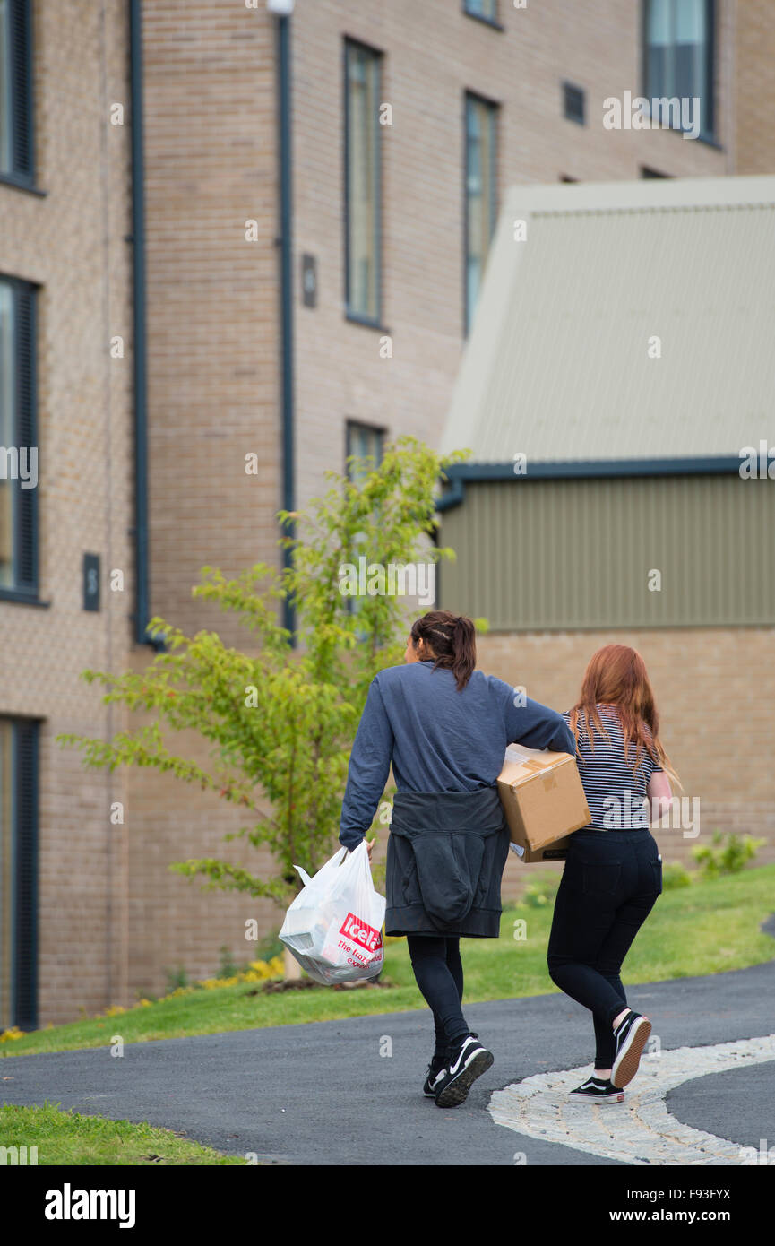 Erstsemester-Woche an der Universität UK: zwei Studentinnen tragen Säcke und Kisten, bei ihrer Vorbereitung auf Penglais Farm Studentenwohnheim einziehen, Blöcke neu gebaute Unterkunft zur Selbstverpflegung zu Beginn der Freshers Woche in Aberystwyth University, 21. September 2015 Stockfoto
