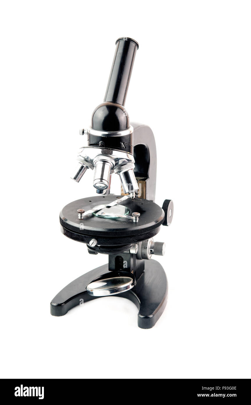 altes Mikroskop isoliert auf weißem Hintergrund Stockfoto