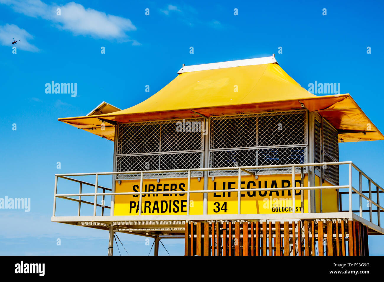 Nahaufnahme von einem Rettungsschwimmer-Turm auf dem Strand von Surfers Paradise Stockfoto