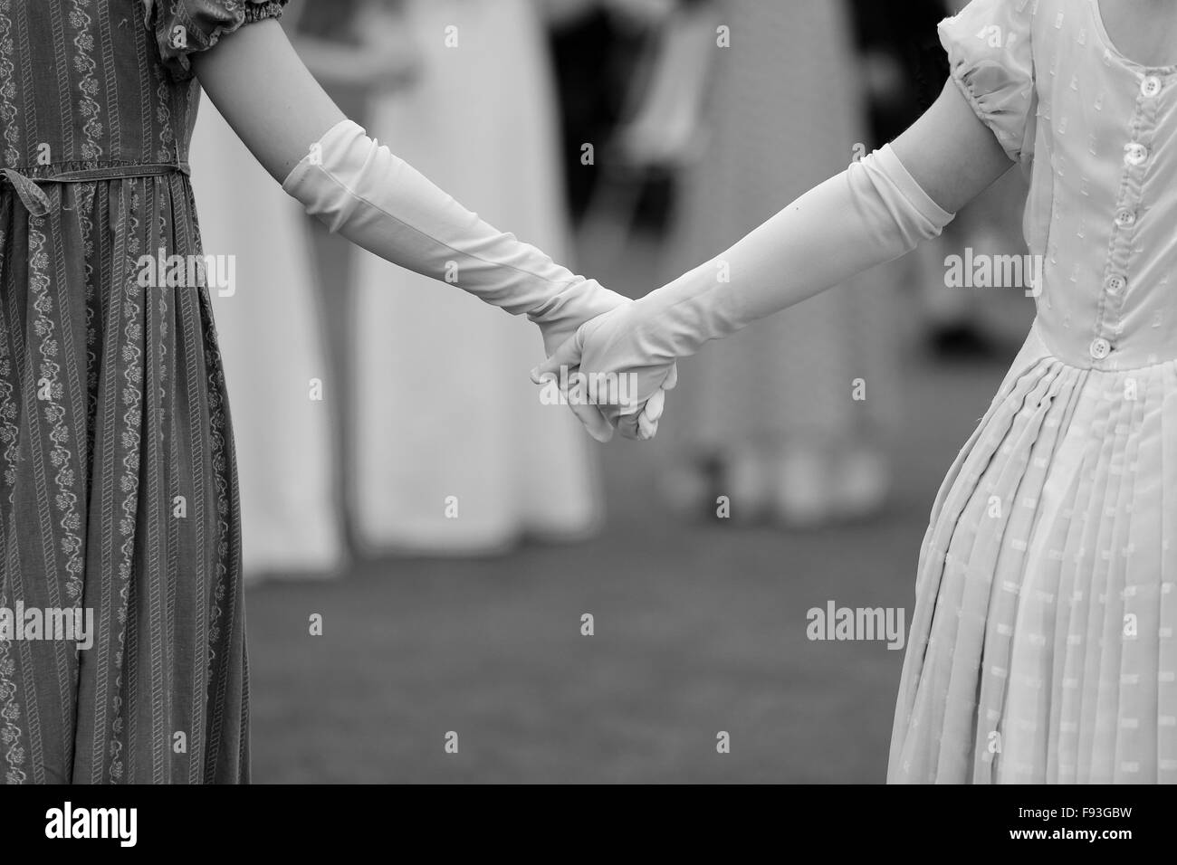 Behandschuhten junge Frauen Hand in Hand in historischen Kostümen aus dem 18. Jahrhundert. Stockfoto