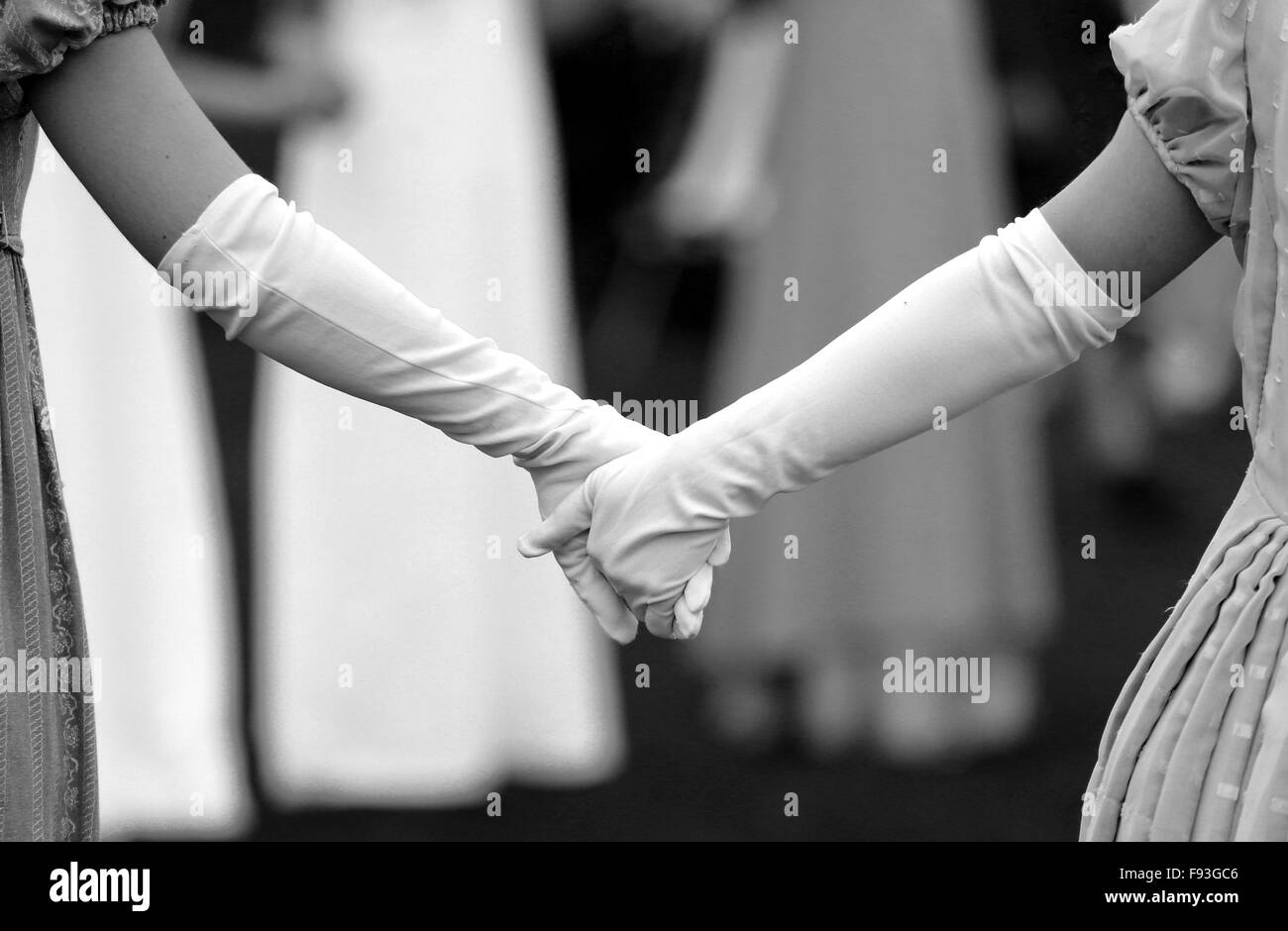 Behandschuhten junge Frauen Hand in Hand in historischen Kostümen aus dem 18. Jahrhundert. Stockfoto