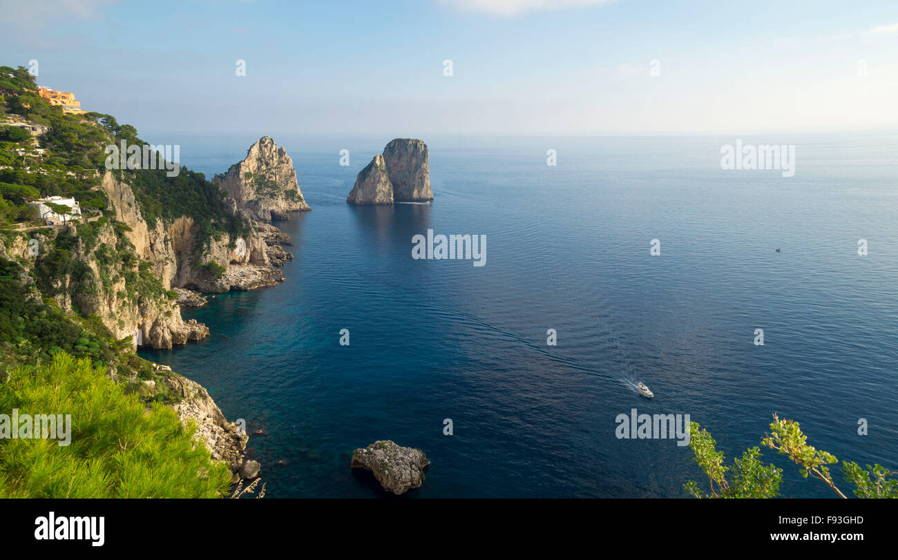 Herbst an der Küste der Insel Capri - Insel der Liebe, berühmte Destination in Italien Stockfoto