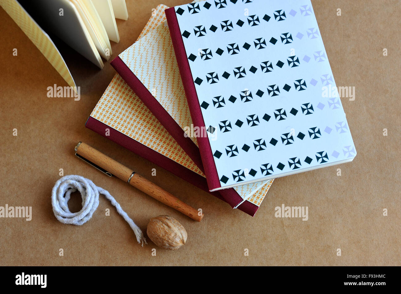 Handgefertigte, stilvolle Zeitschrift. Hand gefertigt, texturierte Papierqualität. Trendige Hipster Geschenk. Hautnah. Stockfoto