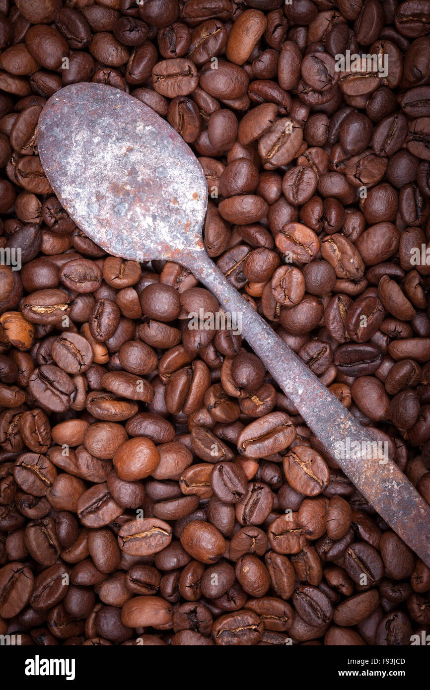 Kaffeebohnen und alte Löffel Stilleben Stockfoto