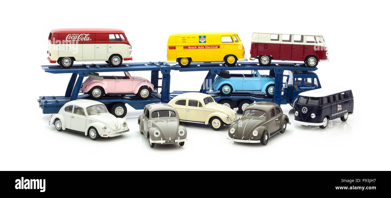 Oldtimer VW Käfer Autos und van auf einem Auto Transporter auf weißem Hintergrund. Stockfoto