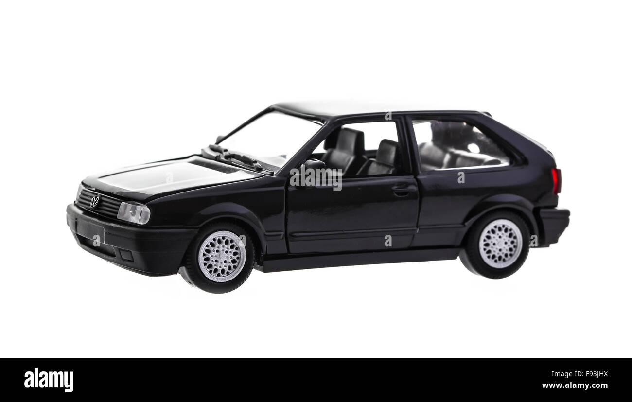 Modell im Maßstab von einem schwarzen VW Polo auf einem weißen Hintergrund Stockfoto