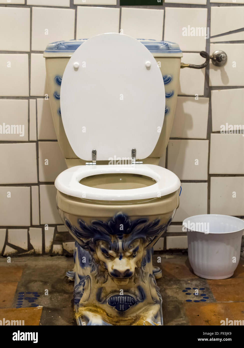 Toilette, entworfen von Hundertwasser im Keller eines Shop, Kegelgasse, Wien, Österreich Stockfoto