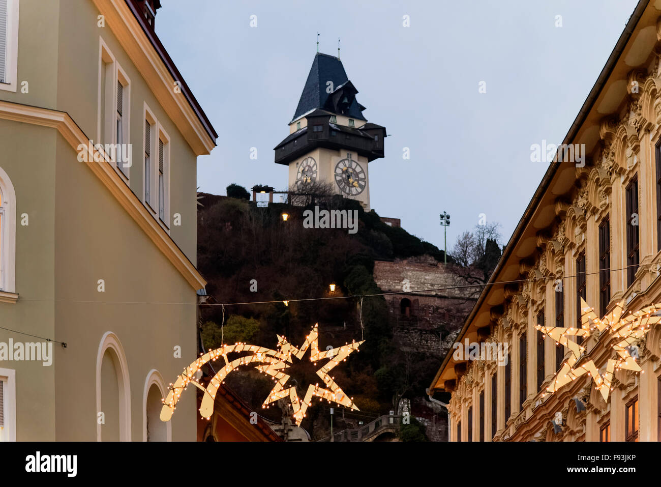 Weihnachtsdekoration und Uhrturm am Schlossberg, Graz, Steiermark, Österreich Stockfoto