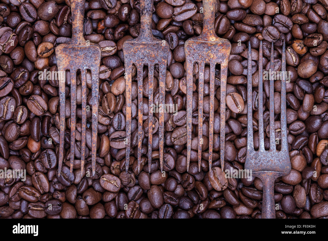 Kaffeebohnen und alte Gabel Stilleben Stockfoto
