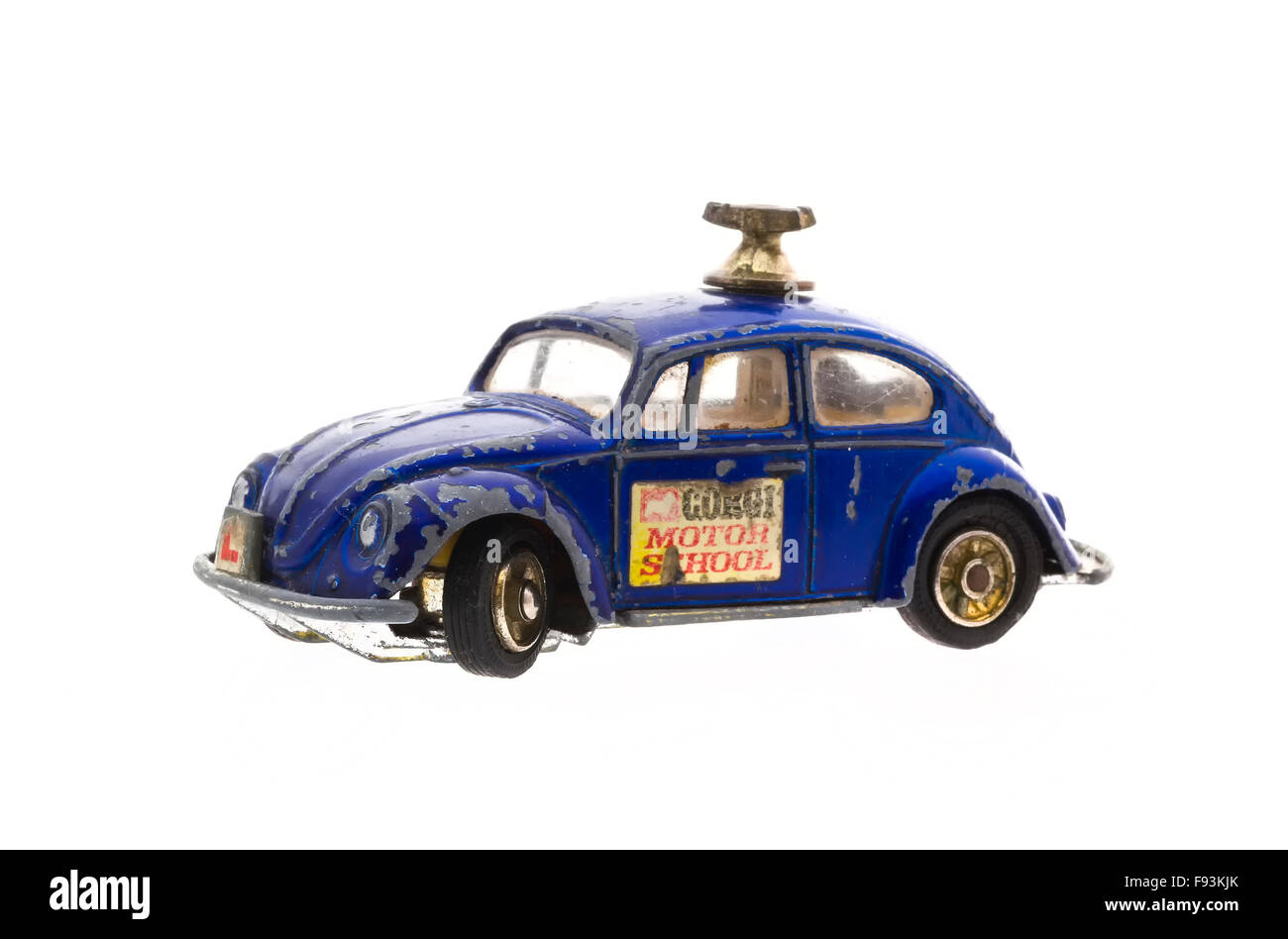 Eine alte gut getragen Corgi Motor Schule VW Käfer sterben Cast Modell auf einem weißen Hintergrund. Stockfoto