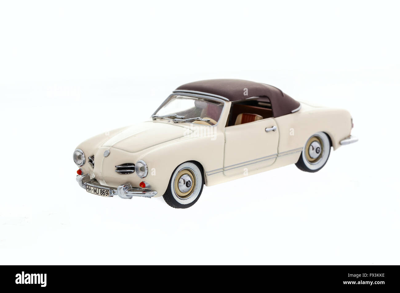 1960-Creme VW Karmann Ghia Cabrio auf weißem Hintergrund Stockfoto