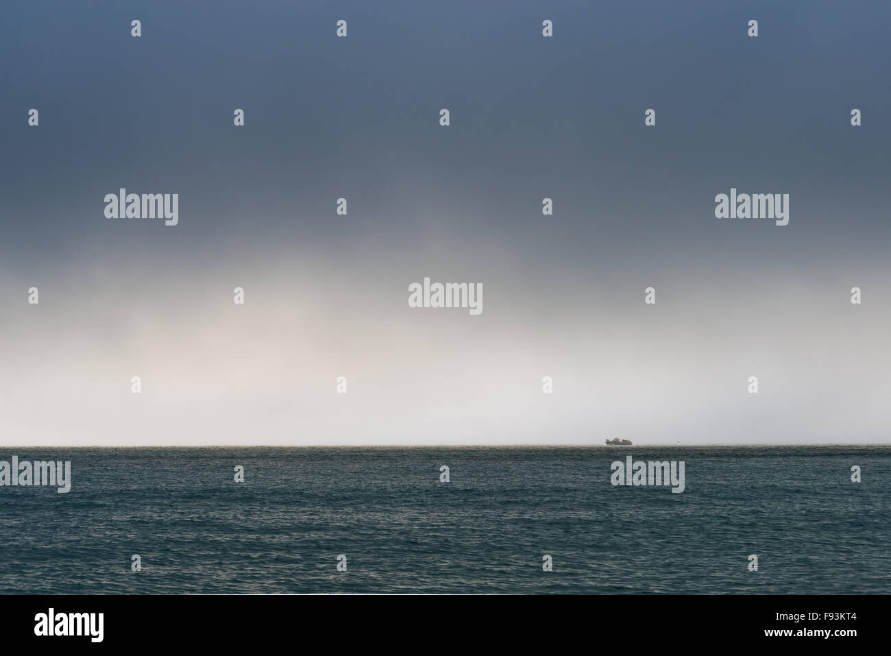 Ein einsamer Boot am Horizont unter ätherischen Himmel vor der Küste von Kent. Stockfoto