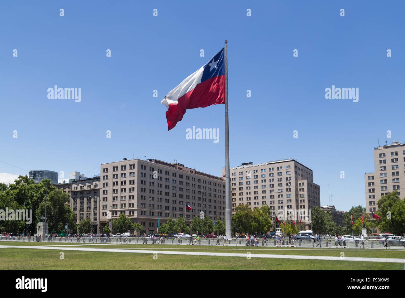 Santiago de Chile - 26. November 2015: Foto von der große chilenische Flagge vor dem Palacio De La Moneda. Stockfoto