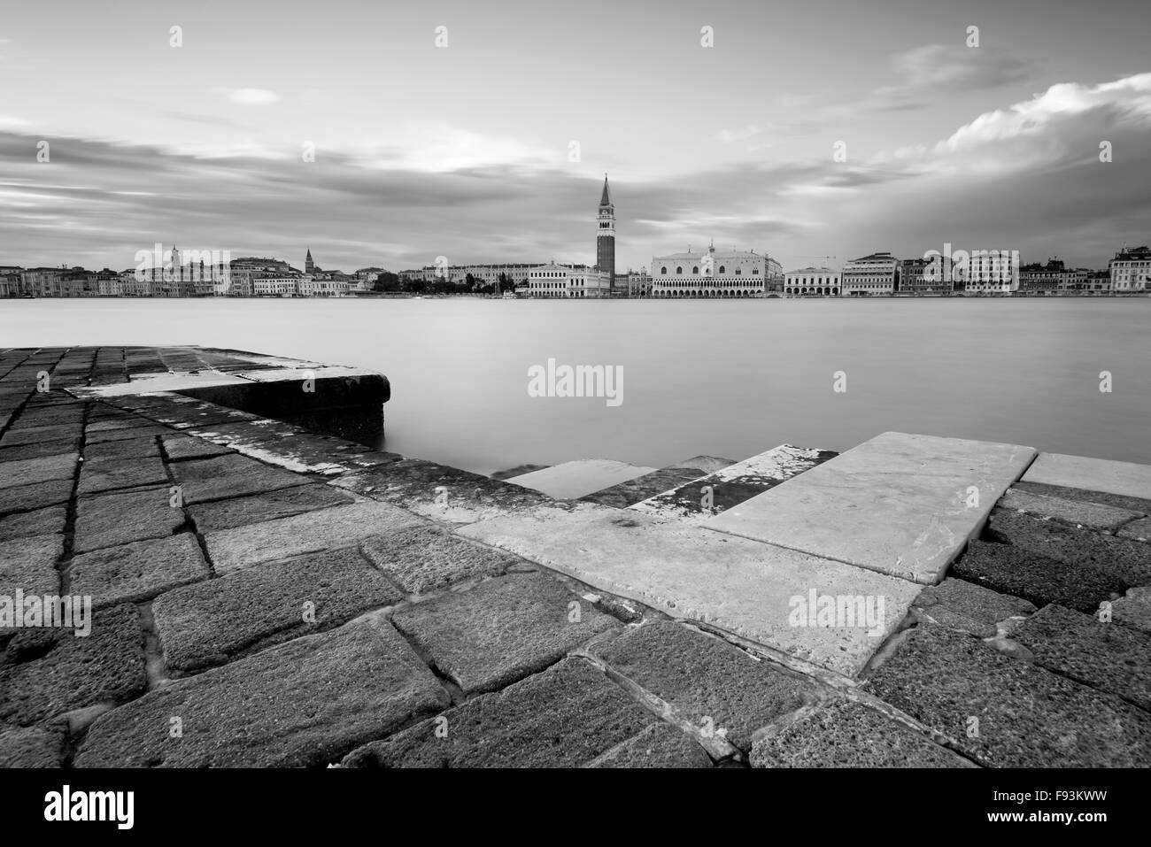 Eine klassische schwarz-weiß-Venedig-Szene; Blick in Richtung Piazza San Marco aus über die Lagune auf San Giorgio Maggiore. Stockfoto