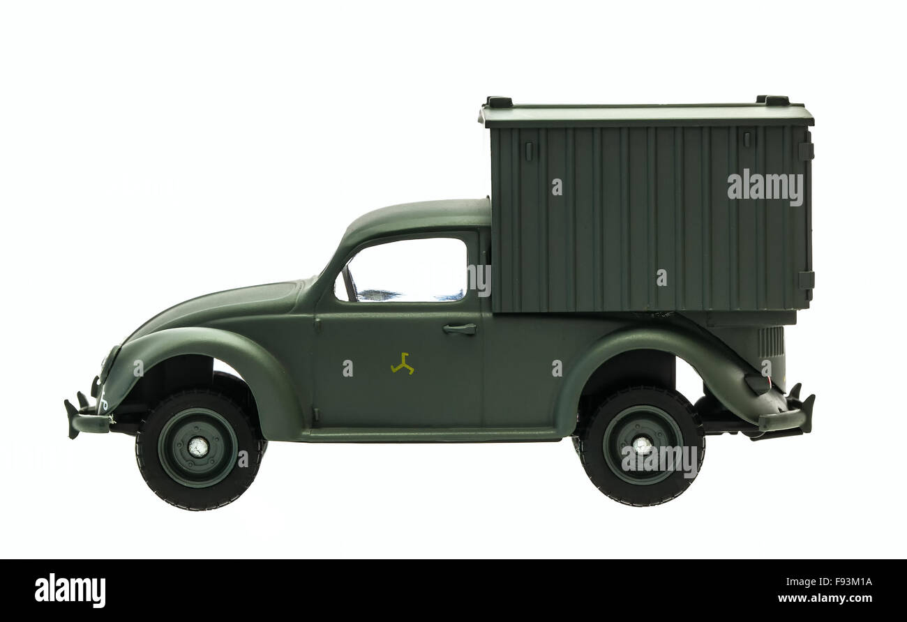 Alten grünen VW Käfer Armee Van Modell auf weißem Hintergrund Stockfoto