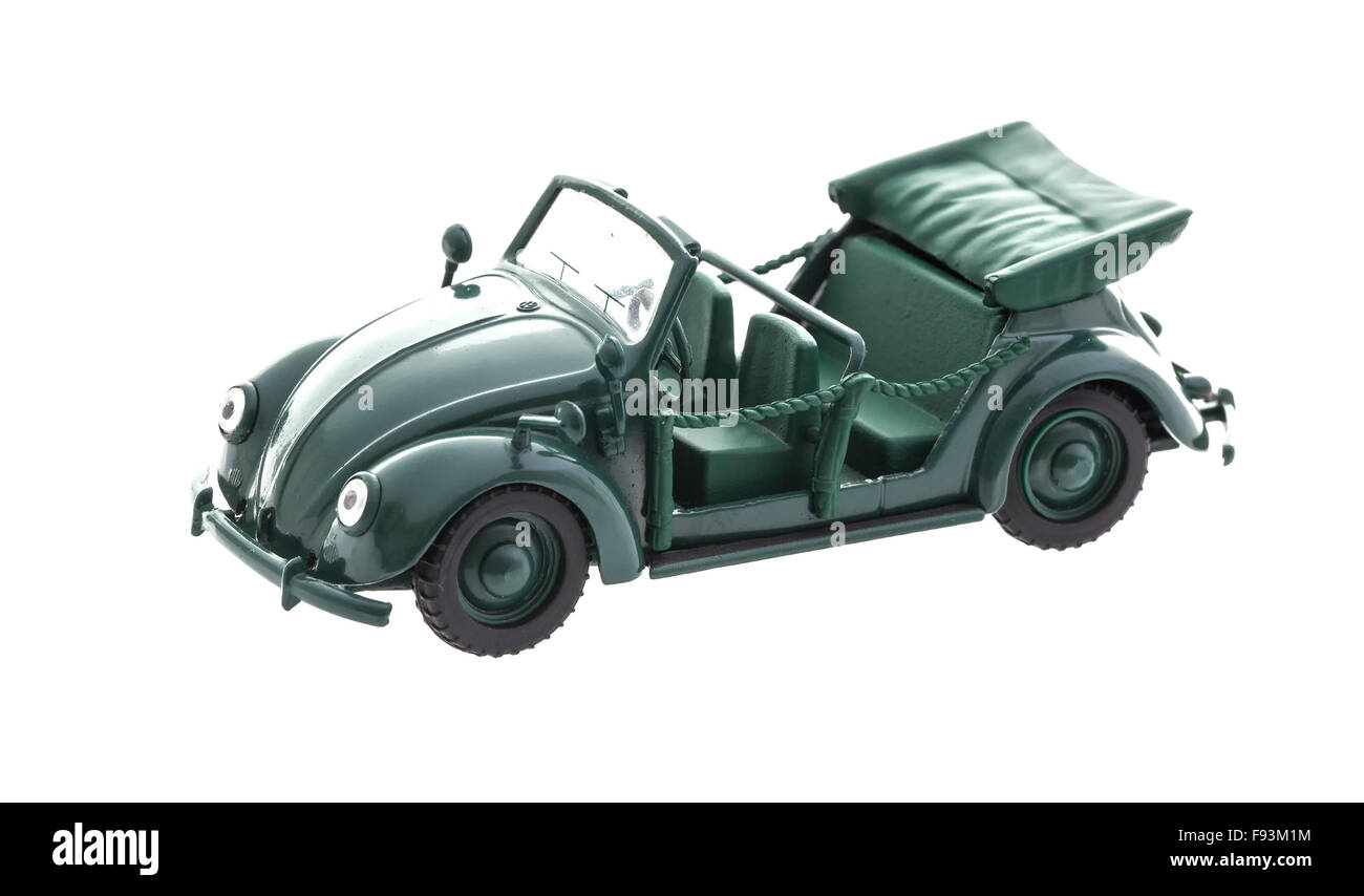 Alten grünen VW Käfer Modell auf weißem Hintergrund Stockfoto