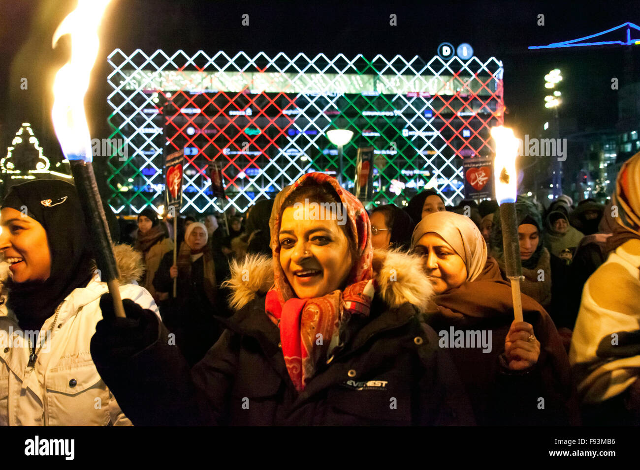 Kopenhagen, Dänemark. 13. Dezember 2015. Dänische Muslime herein Fackelzug durch Kopenhagen auf dem Rathausplatz. Sie protestierten gegen ISIL und den Terroranschlägen von Paris, die vor einem Monat stattfand. Sie feierten auch Geburtstag des Propheten. Bildnachweis: OJPHOTOS/Alamy Live-Nachrichten Stockfoto