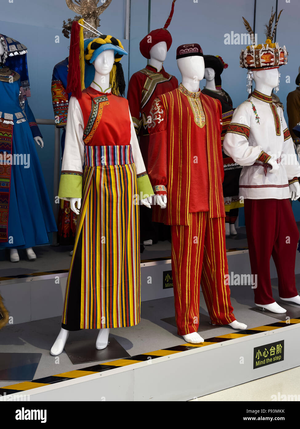 Ausstellung von traditionellen Kostümen bei Olympic Center, Peking, China, Asien Stockfoto
