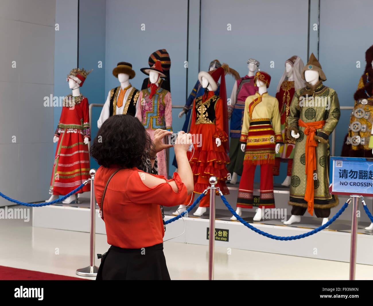 Ausstellung von traditionellen Kostümen bei Olympic Center, Peking, China, Asien Stockfoto