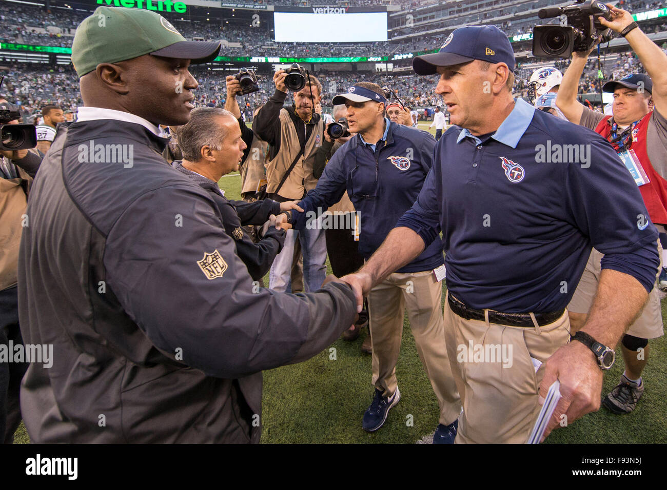 East Rutherford, New Jersey, USA. 13. Dezember 2015. New York Jets Cheftrainer Todd Bowles schüttelt Hände mit Tennessee Titans Head coach Ken Whisenhunt nach dem NFL-Spiel zwischen den Colts und die New York Jets MetLife Stadium in East Rutherford, New Jersey. Die New York Jets gewann 30-8. Christopher Szagola/CSM/Alamy Live-Nachrichten Stockfoto