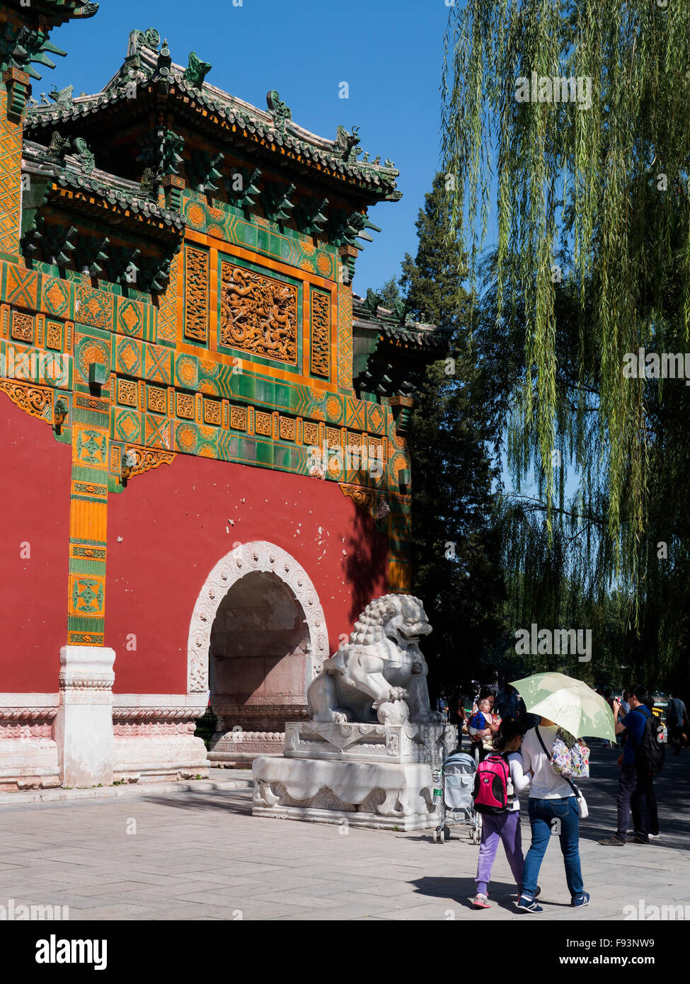 Pailou Tor der Ehre im Beihai-Park, Peking, China, Asien Stockfoto