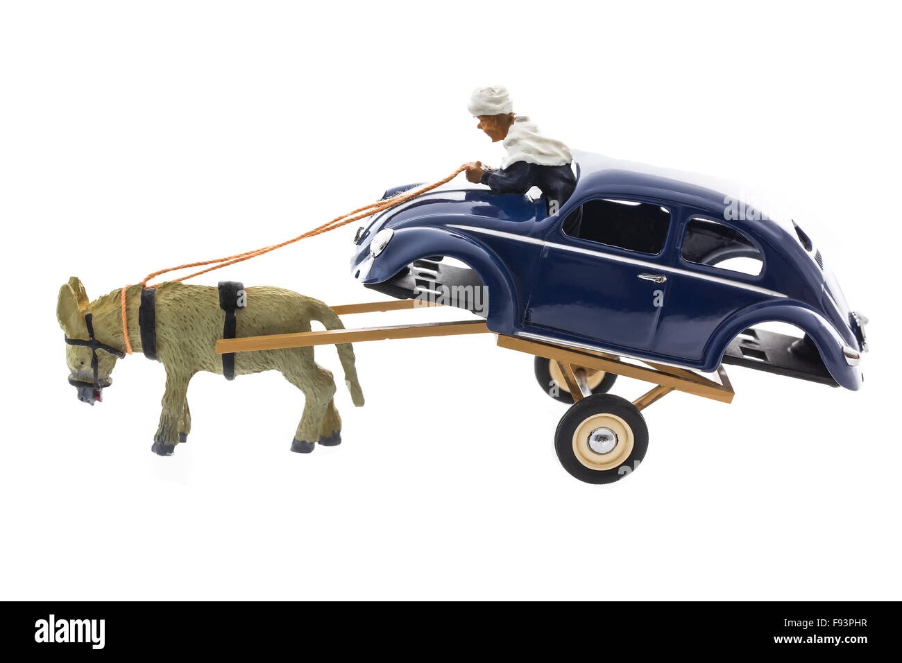 VW Körper auf einem Anhänger, gezogen von einem Esel sterben Cast Modell auf einem weißen Hintergrund. Stockfoto