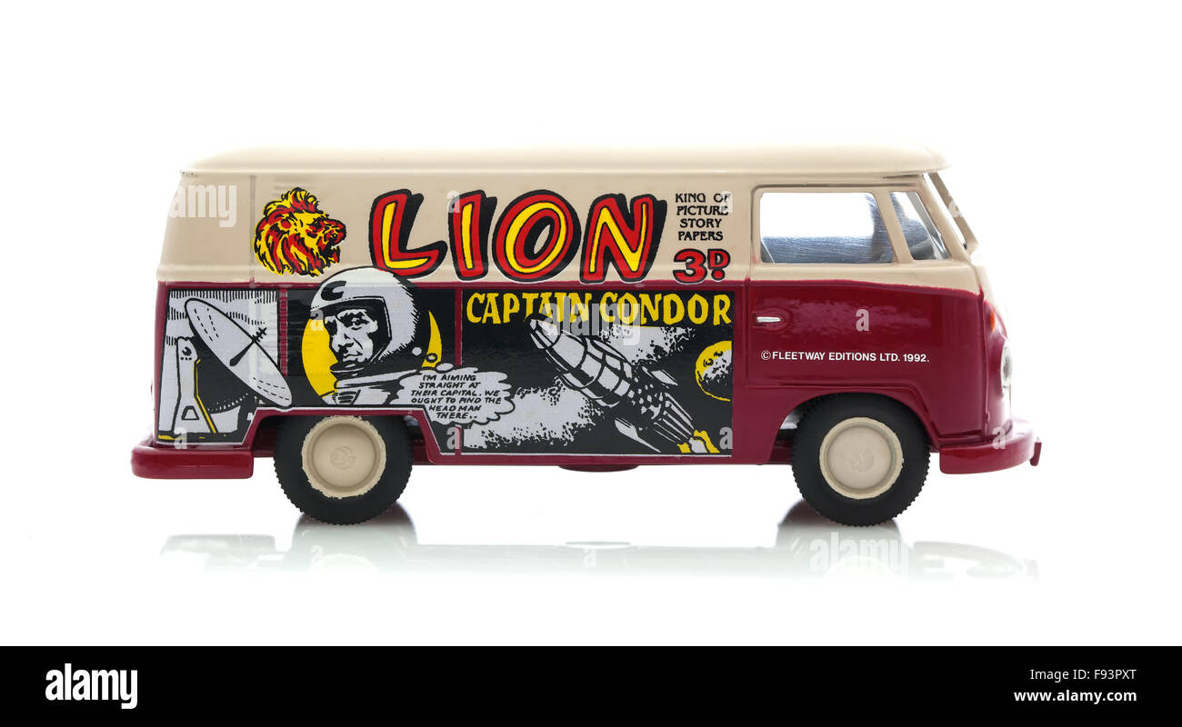 VW-Bus mit Lion Geschichte Papier Logo auf weißem Hintergrund Stockfoto