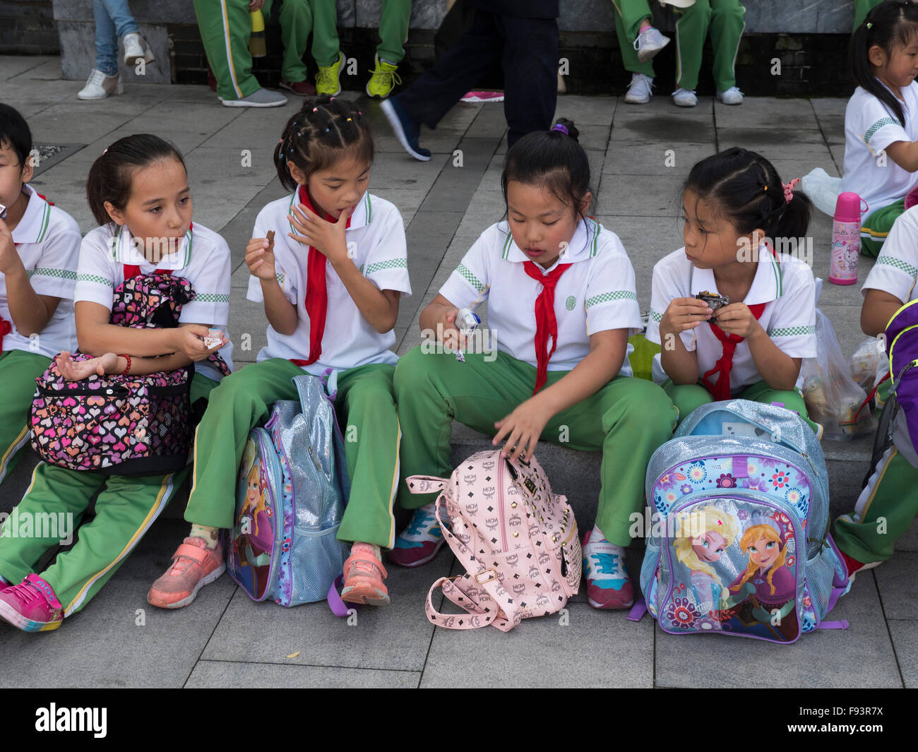 Schülerinnen und Schüler im Wanping in der Nähe von MarcoPolo-Brücke, Peking, China, Asien Stockfoto