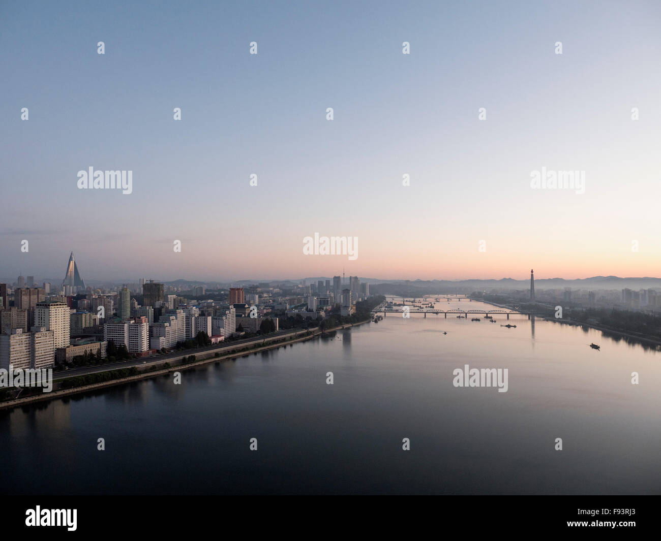 Taedong-Fluss und die Skyline von Pjöngjang, Nordkorea, Asien Stockfoto