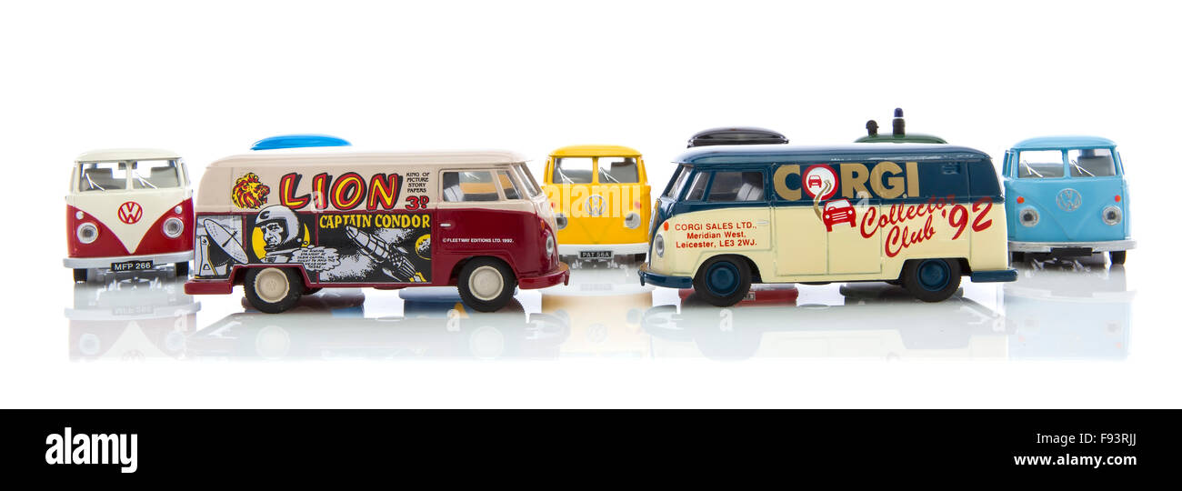 Sammlung von alten VW Transporter und Wohnmobile Made By Corgi auf weißem Hintergrund Stockfoto