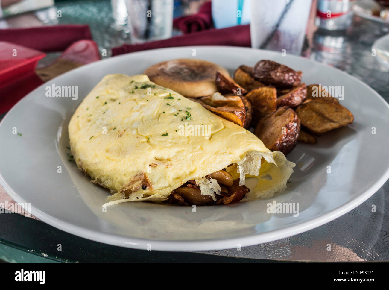 Ein Brunch-Omelette mit gebräunt Frühkartoffeln. Stockfoto