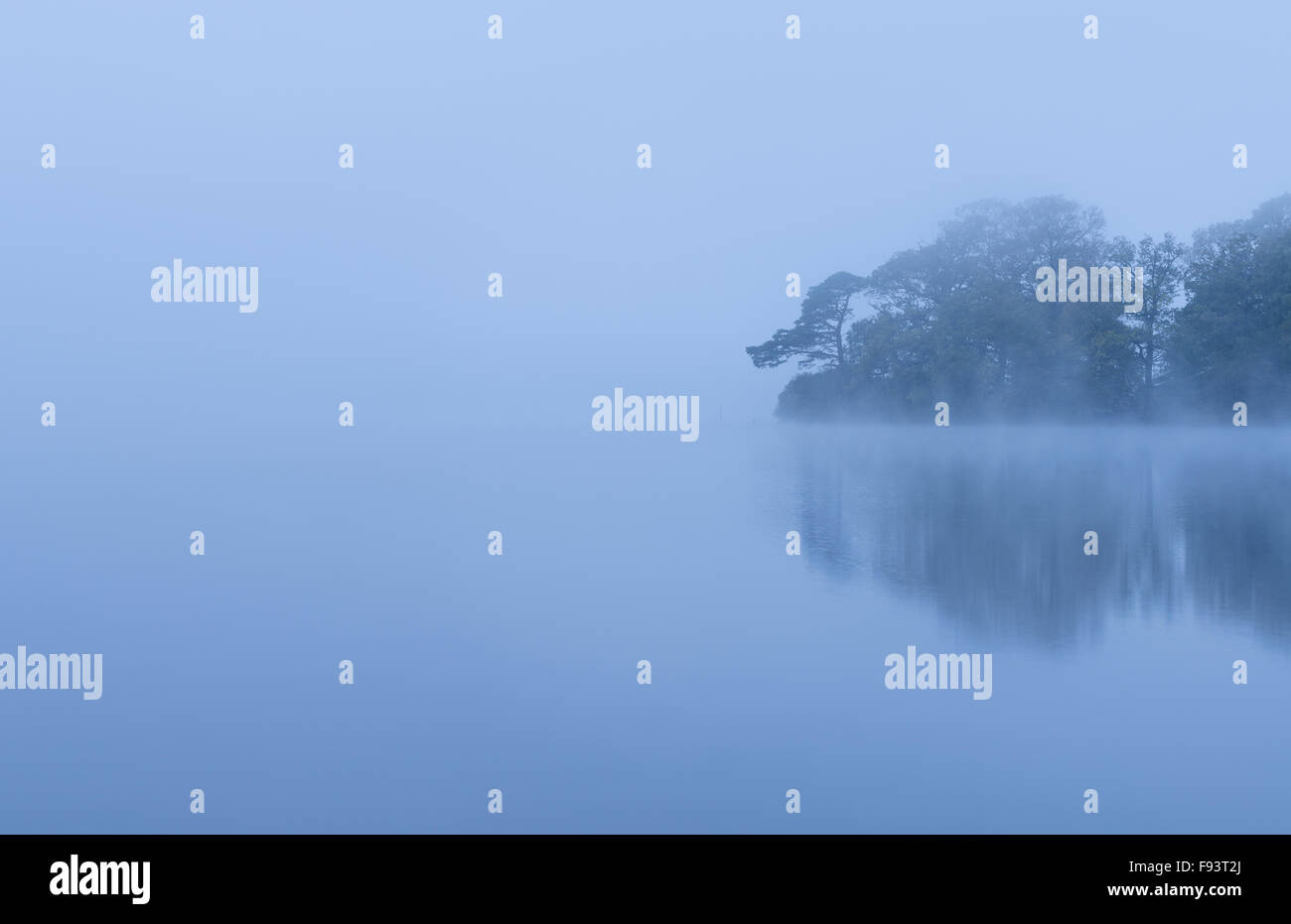 Einem nebligen See in das blaue Licht vor der Morgendämmerung; Derwent Water, Lake District, Cumbria, UK. Stockfoto