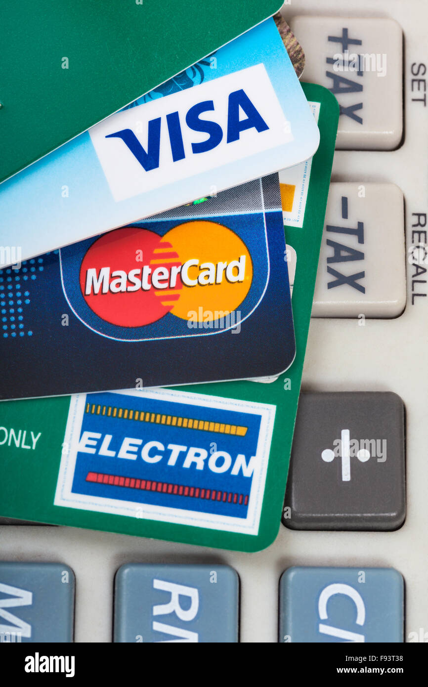 Moskau, Russland - 8. Dezember 2105: paar Kunststoff VISA und MasterCard, VISA ELECTRON Kredit- und EC Karten am Steuer Rechner keypa Stockfoto