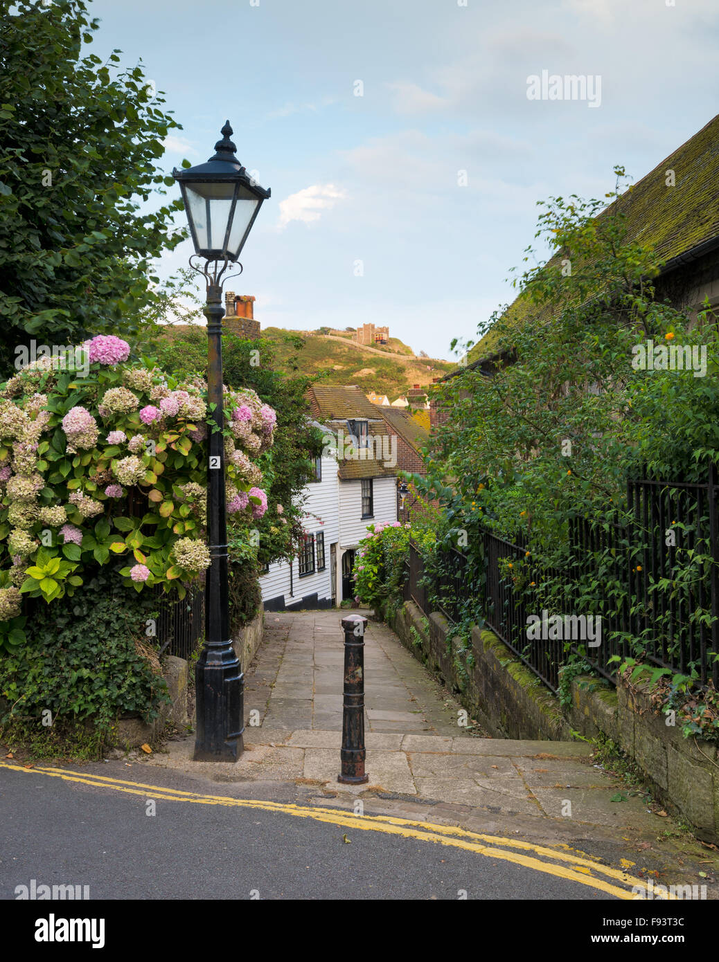 Ein Blick in Hastings Altstadt, mit der East Hill Cliff Railway in der Ferne. Stockfoto