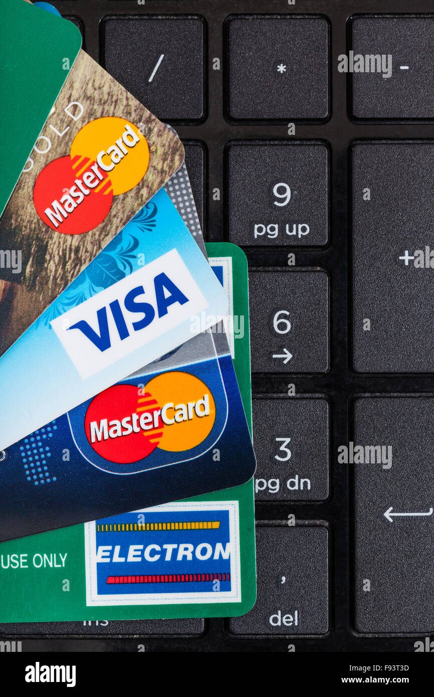 Moskau, Russland - 8. Dezember 2105: über Ansicht von Kunststoff VISA und MasterCard schwarze VISA ELECTRON Kredit- und Debit-Karten auf comp Stockfoto