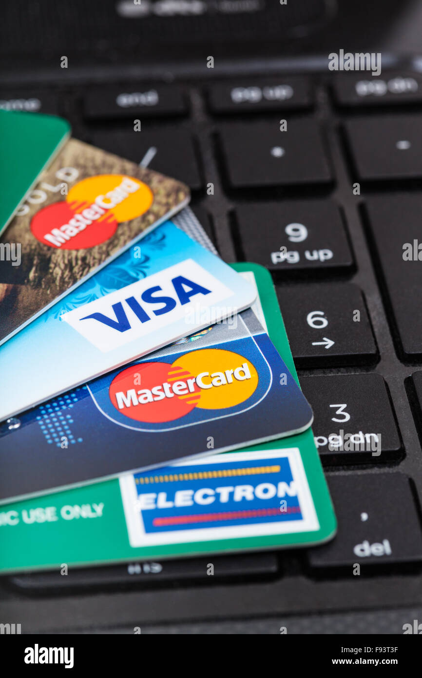 Moskau, Russland - 8. Dezember 2105: Kunststoff VISA und MasterCard, VISA ELECTRON Kredit- und EC Karten auf schwarzen Computertastatur. Stockfoto
