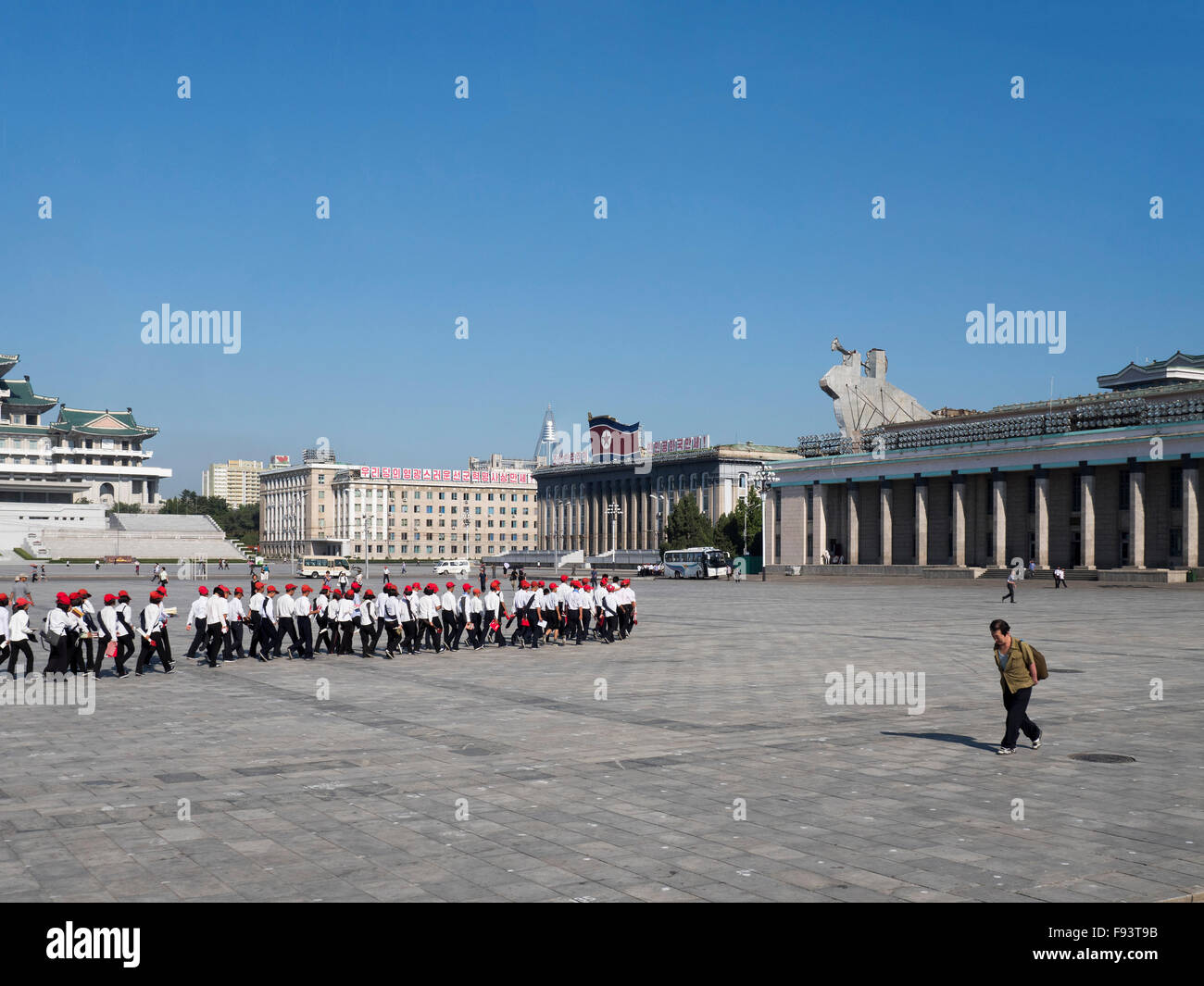 Schüler Auf Dem Kim il Sung-Platz, Pjöngjang, Nordkorea, Asien Schüler auf Kim il Sung Square, Pyongyang, Nordkorea, Asien Stockfoto