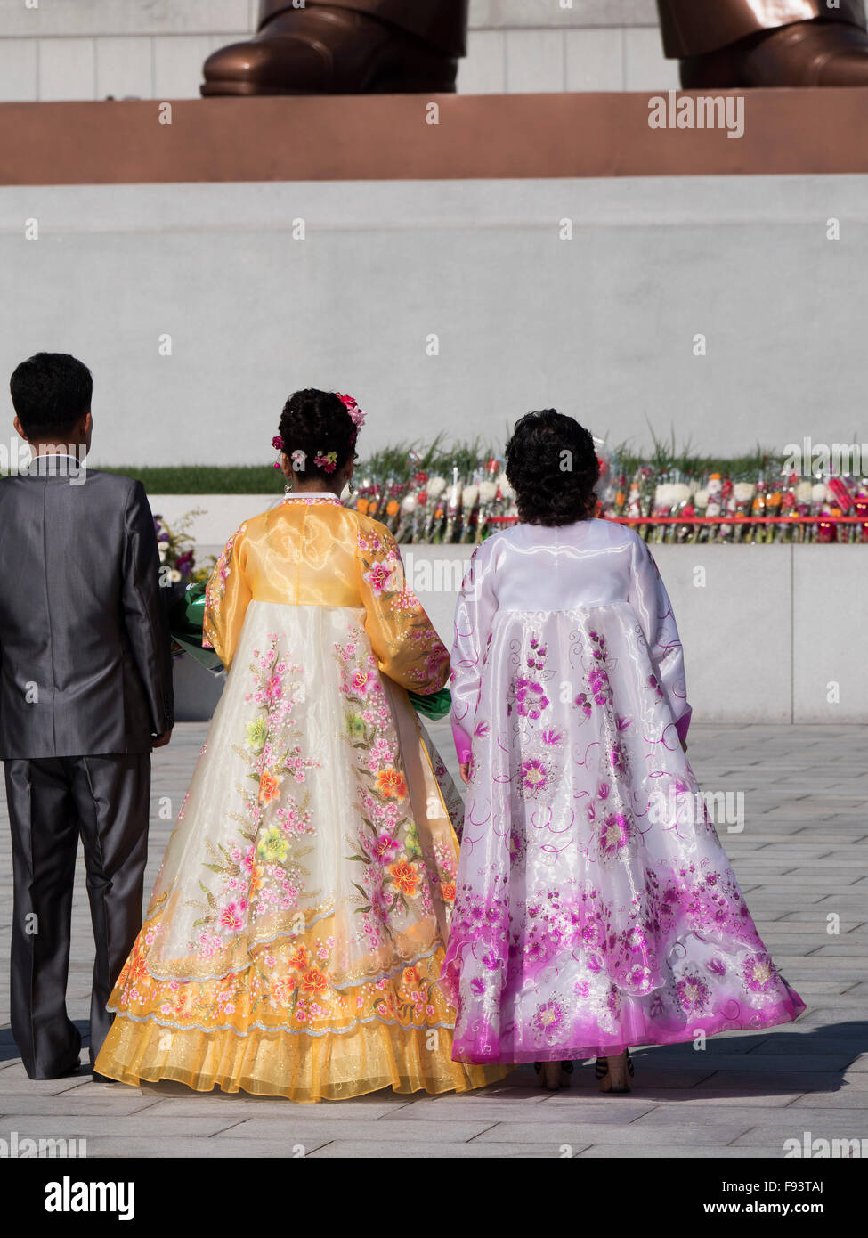 Brautmoden Paare am Mansudae-Monument, Pyongyang, Nordkorea, Asien Stockfoto